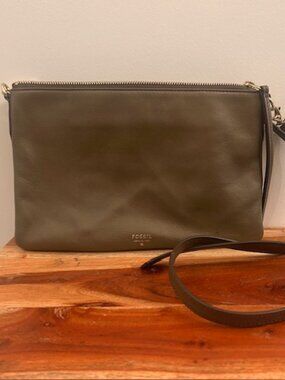 CLEARANCE!  FOSSIL - Flat clutch with crosssbody removeable strap, Taupe